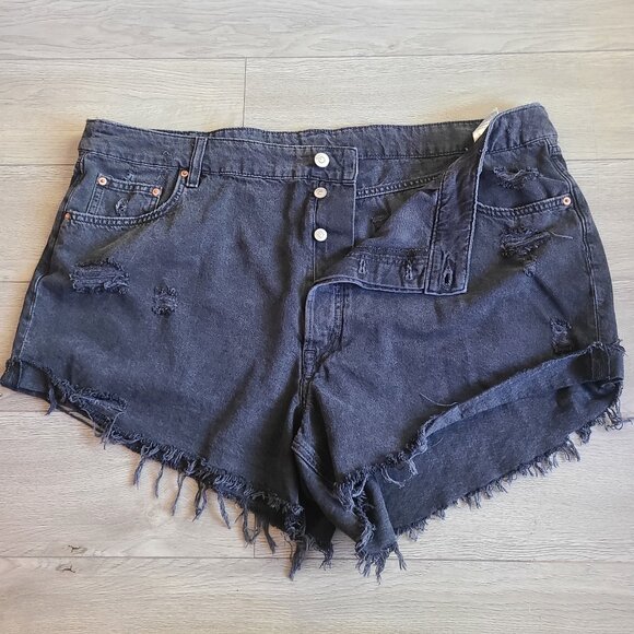 H&M Plus Size Button Up Black Distressed Jean Shorts Size 24 - Picture 1 of 3